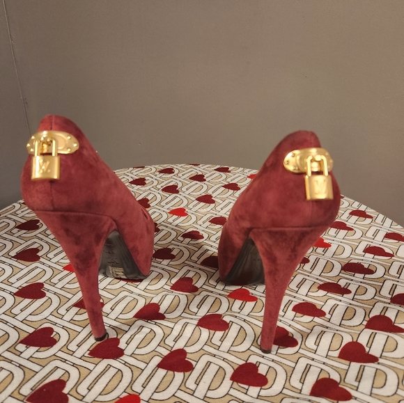 Heels - Picture 3 of 12